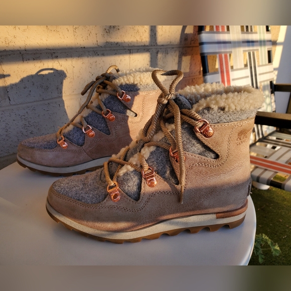 Tan Sorel Boots with shearling trim - Picture 3 of 5